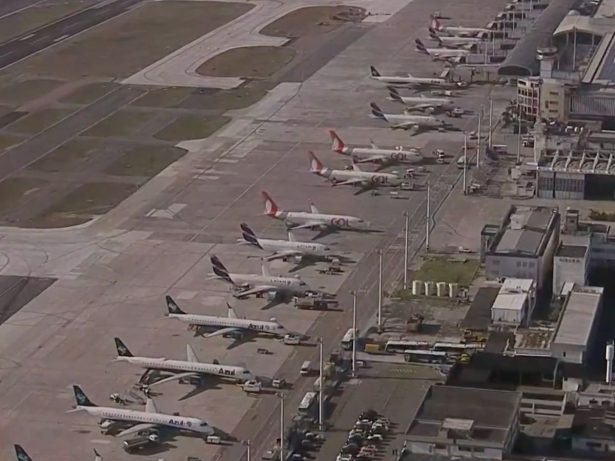 Vazamento de óleo na pista paralisa aeroporto Santos Dumont e causa atrasos