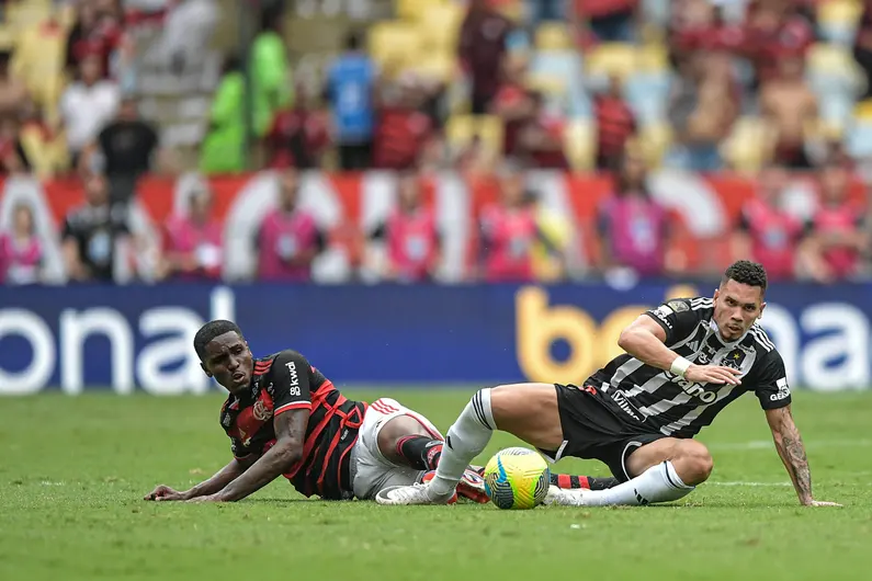 Plata jogador do Flamengo disputa lance com Paulinho jogador do Atletico MG durante partida no estadio Maracana pelo campeonato Copa Do Brasil 1920x1280 1