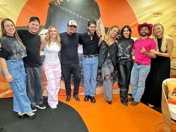 Um amor de sogra? Poliana Rocha prestigia show de Zé Felipe ao lado de Ana Castela