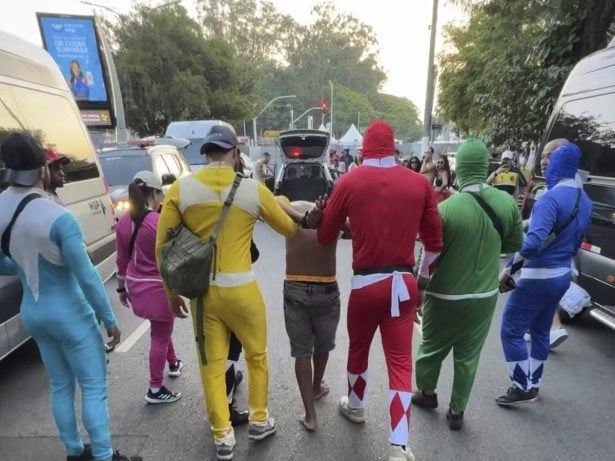 Chapolin, padre e agora Power Rangers! Policiais disfarçados fazem prisões em SP