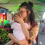 Primeira feira da bebê! Manu Gavassi posa com a filha de 4 meses em clique raro