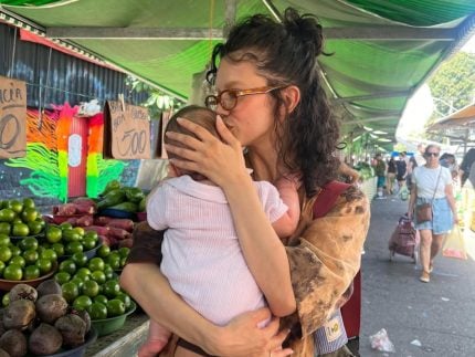 Primeira feira da bebê! Manu Gavassi posa com a filha de 4 meses em clique raro