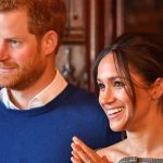 Príncipe Harry aparece sozinho após amigos apontarem afastamento de Meghan