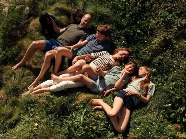 Príncipe William e Kate celebram 15 anos de casamento com foto em família