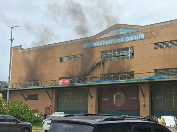 Susto pré-Carnaval! Princípio de incêndio atinge barracão da Grande Rio na Cidade do Samba