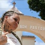 Protesto ou loucura? Fãs homenageiam Deolane Bezerra na prisão com tatuagens