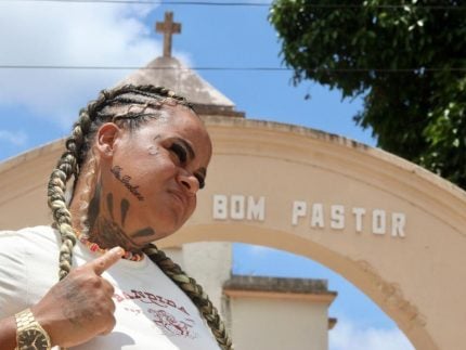 Protesto ou loucura? Fãs homenageiam Deolane Bezerra na prisão com tatuagens