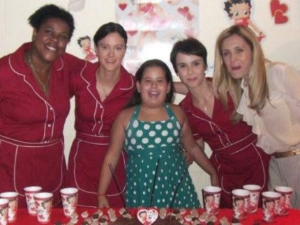 Karol Lannes, a Agatha de “Avenida Brasil”, encanta ao publicar fotos da época da novela