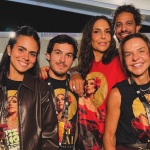 Ivete Sangalo posa coladinha com o namorado, Tiago Maia, em bastidores de show