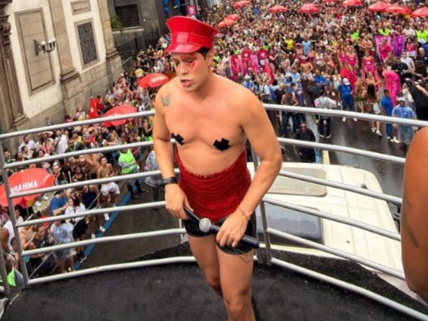 Ex-RBD Christian Chávez arrasta multidão em bloco de  Carnaval no Rio