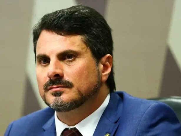 Moraes bloqueia contas e PIX de Marcos do Val após viagem aos EUA com passaporte diplomático