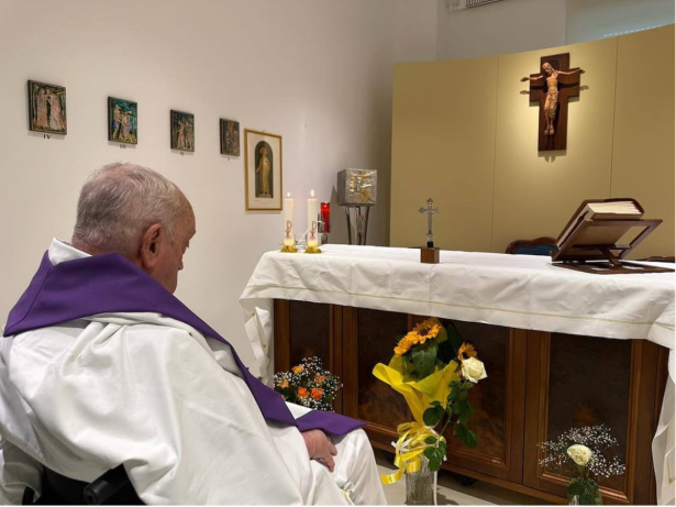 Vaticano divulga nova foto de Papa Francisco e fala da saúde do líder religioso