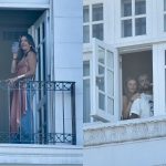Pedro Scooby, Cíntia Dicker e Livia Rossy aparecem em janela do Copacabana Palace e posam para fãs