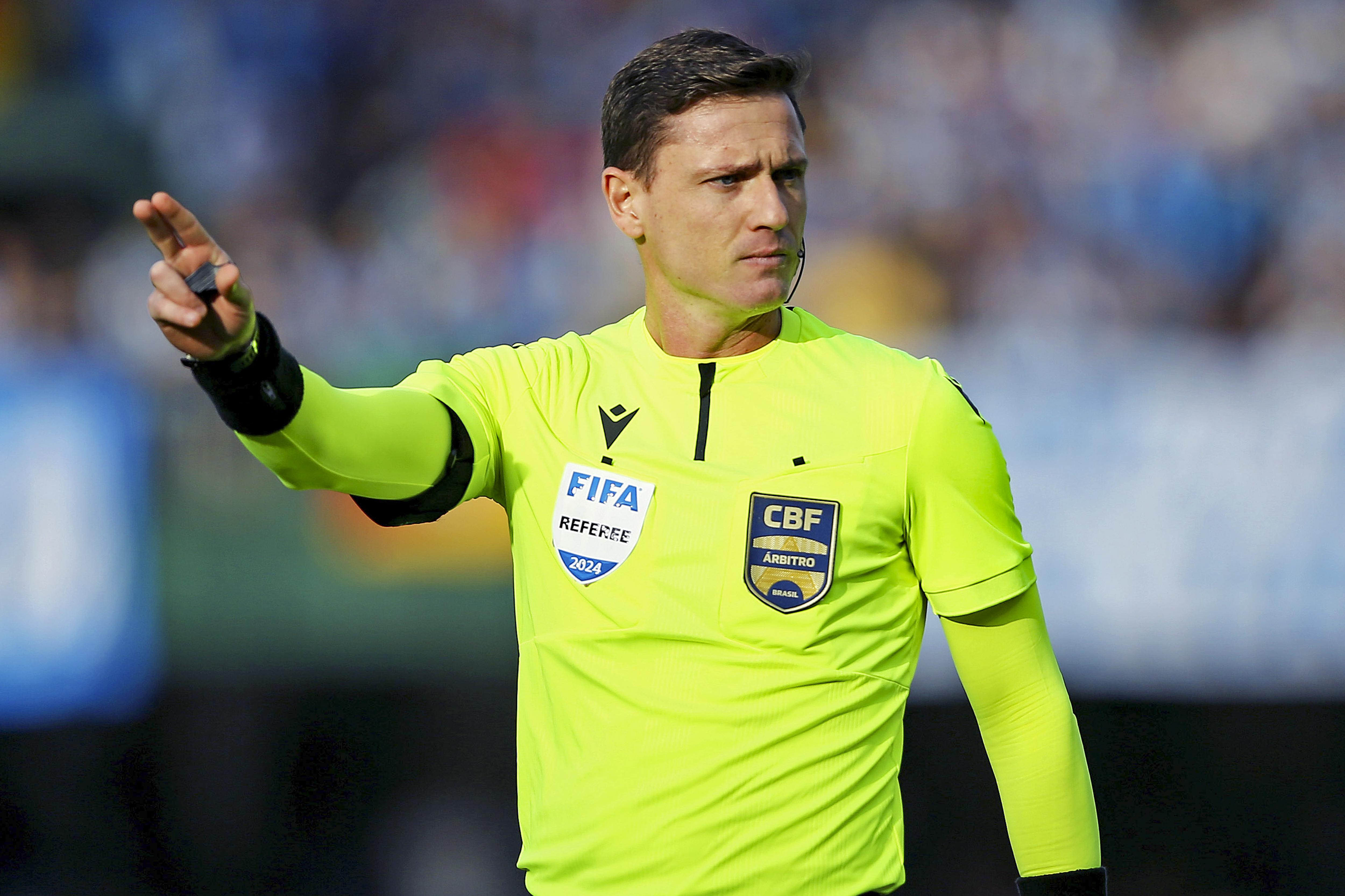 Ramon Abatti Abel, árbitro da partida, e Ilbert Estevam da Silva, responsável pelo VAR, foram afastados pela CBF após polêmicas em São Paulo x Palmeiras / Reprodução