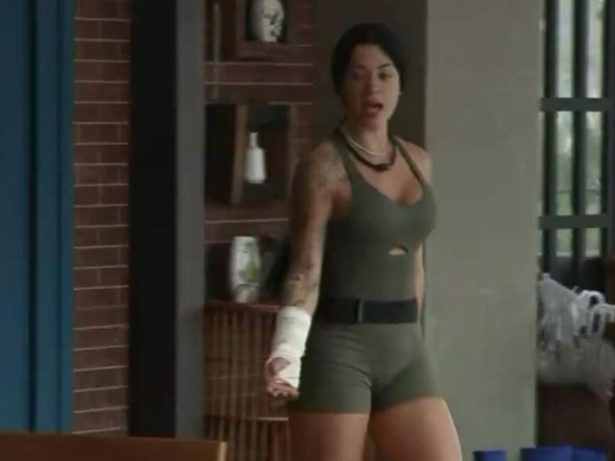 Barraco em “A Fazenda”: Com o braço enfaixado, Rayane Figliuzzi acusa Saory de agressão