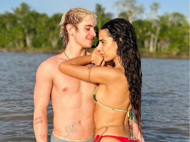 Juliano esclarece boato de casamento com Marina Sena e responde se quer oficializar união