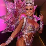 Com 50 mil cristais, look de tulipas de Renata Spallicci rouba cena no ensaio da Águia de Ouro