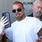 Ricky Martin atende fãs ao deixar hotel no Rio antes de apresentação no Maracanã