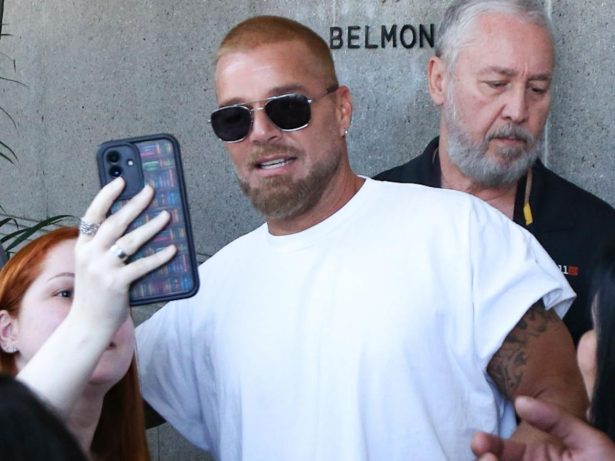 Ricky Martin atende fãs ao deixar hotel no Rio antes de apresentação no Maracanã