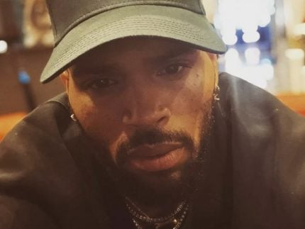 Chris Brown paga fiança e é liberado da prisão após acusação de agressão