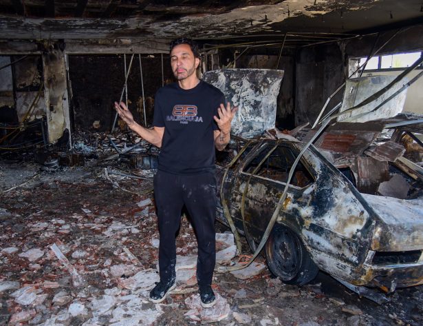 Pai de MC Gui mostra que Bíblia ficou intacta em incêndio que destruiu casa