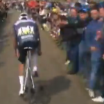 Garrafa no rosto, foco no guidão: campeão do ciclismo supera agressão e leva o tri