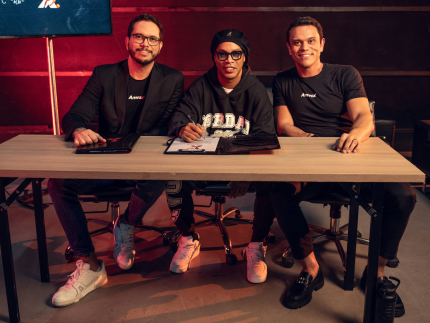 Ronaldinho troca bola por cargo de embaixador em empresa de tecnologia! Conheça a Amvox