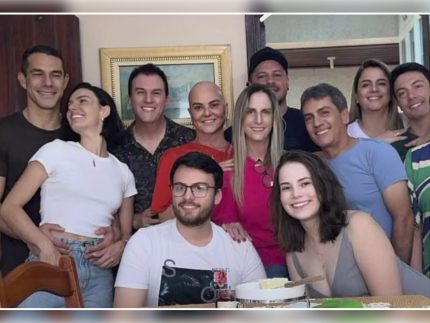 Na luta contra o câncer de mama, mãe de Isis Valverde celebra o apoio da família