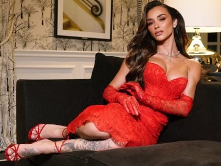 Tainá Castro escolhe vestido vermelho para pré-wedding com Militão. Saiba por que!