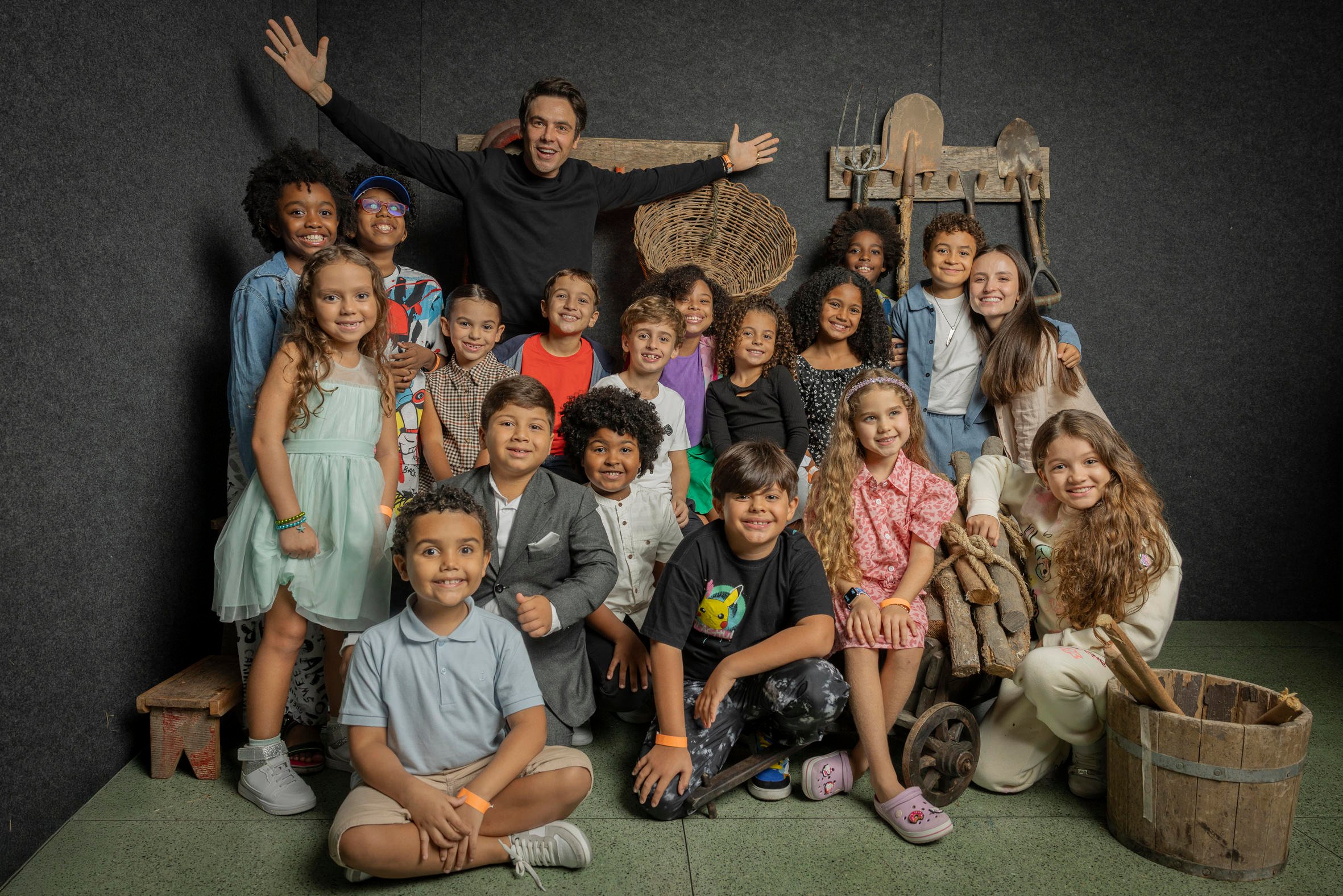 Sérgio Guizé e Larissa Manoela posam com parte do elenco infantil de ‘Êta Mundo Melhor!’ / Crédito: Globo/ Fábio Rocha