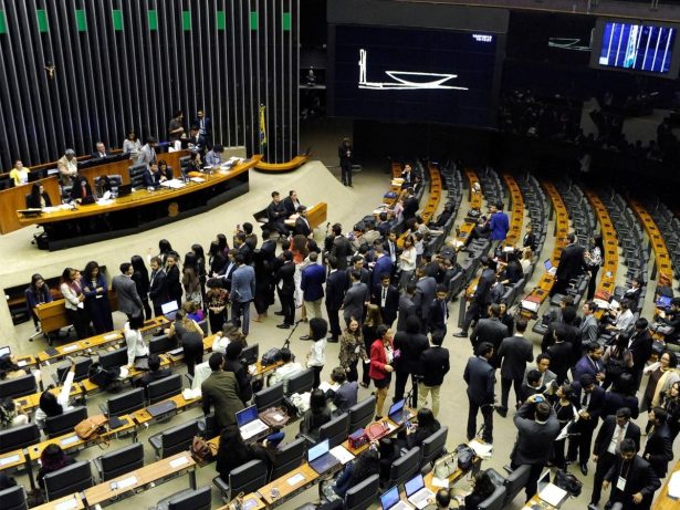 Isenção do Imposto de Renda para salários de até 5 mil é analisada na Câmara