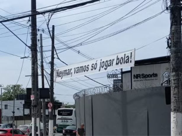 CT do Santos amanhece com faixa cobrando Neymar após polêmica no Maracanã
