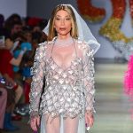 SPFW: Maya Massafera causa com vestido de noiva transparente em desfile