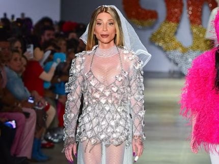 SPFW: Maya Massafera causa com vestido de noiva transparente em desfile