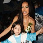 Sabrina Sato apresenta Zoe à Vila Isabel em ensaio de rua para o Carnaval 2026