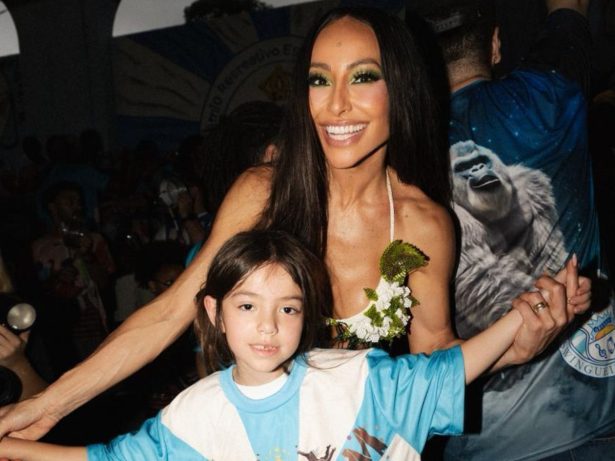 Sabrina Sato apresenta Zoe à Vila Isabel em ensaio de rua para o Carnaval 2026