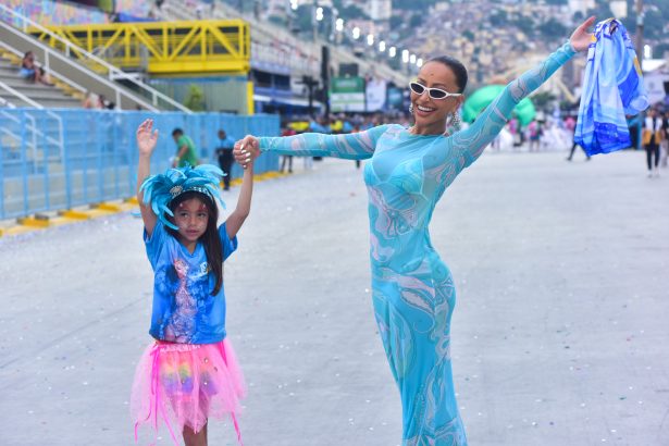 Zoe, filha de Sabrina Sato, estreia na Marquês de Sapucaí em desfile mirim