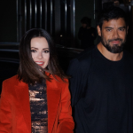 Sandy é flagrada com o namorado em teatro de São Paulo