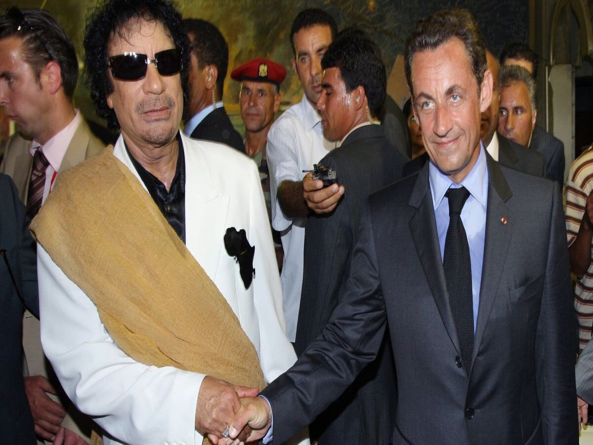 Muammar Kadhafi e Nicolas Sarkozy - Internet Reprodução