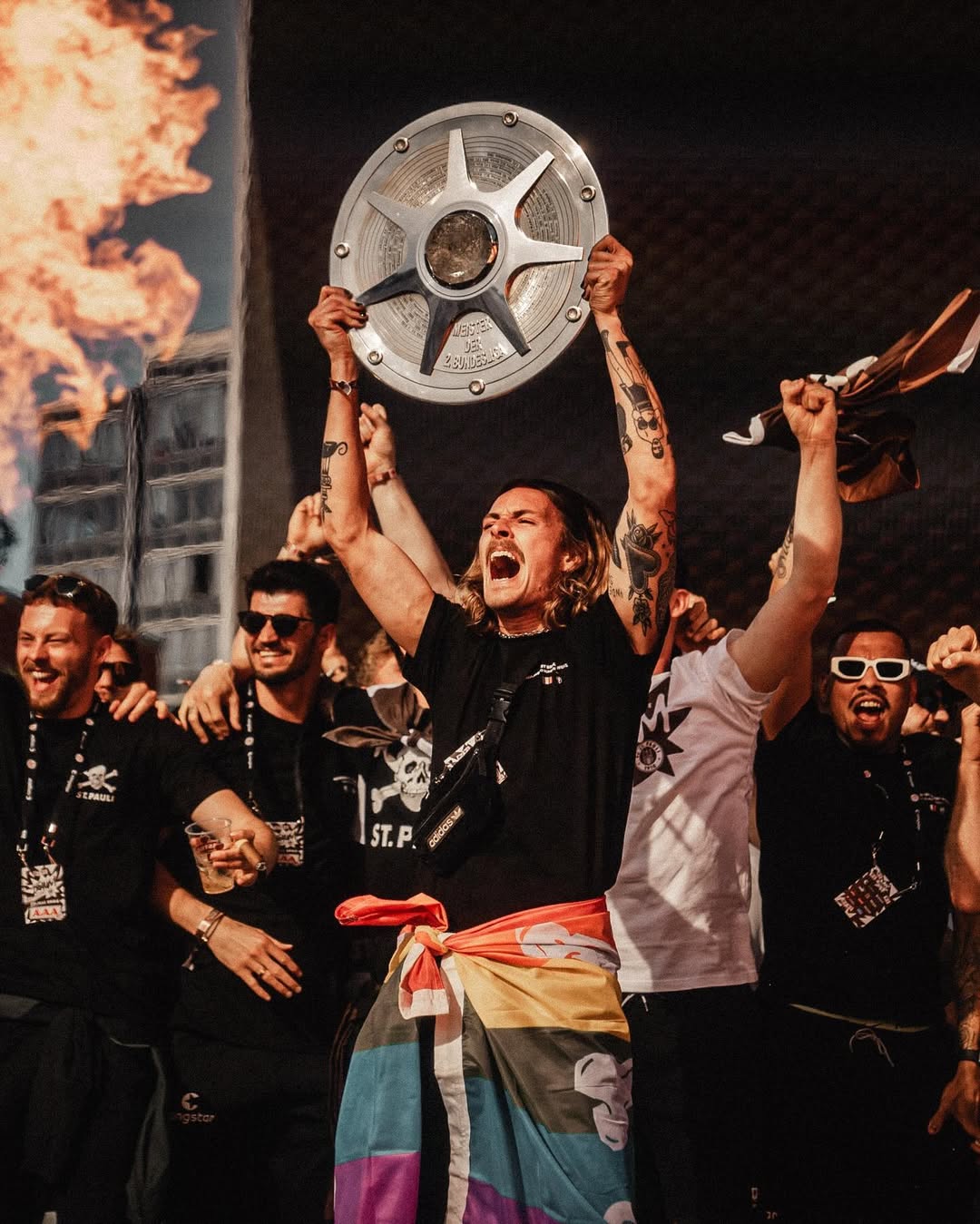 Jackson Irvine e a esposa, Jemilla Pir, sofreram ataques do dirigente do St. Pauli, René Born, nas redes sociais / Reprodução: Instagram