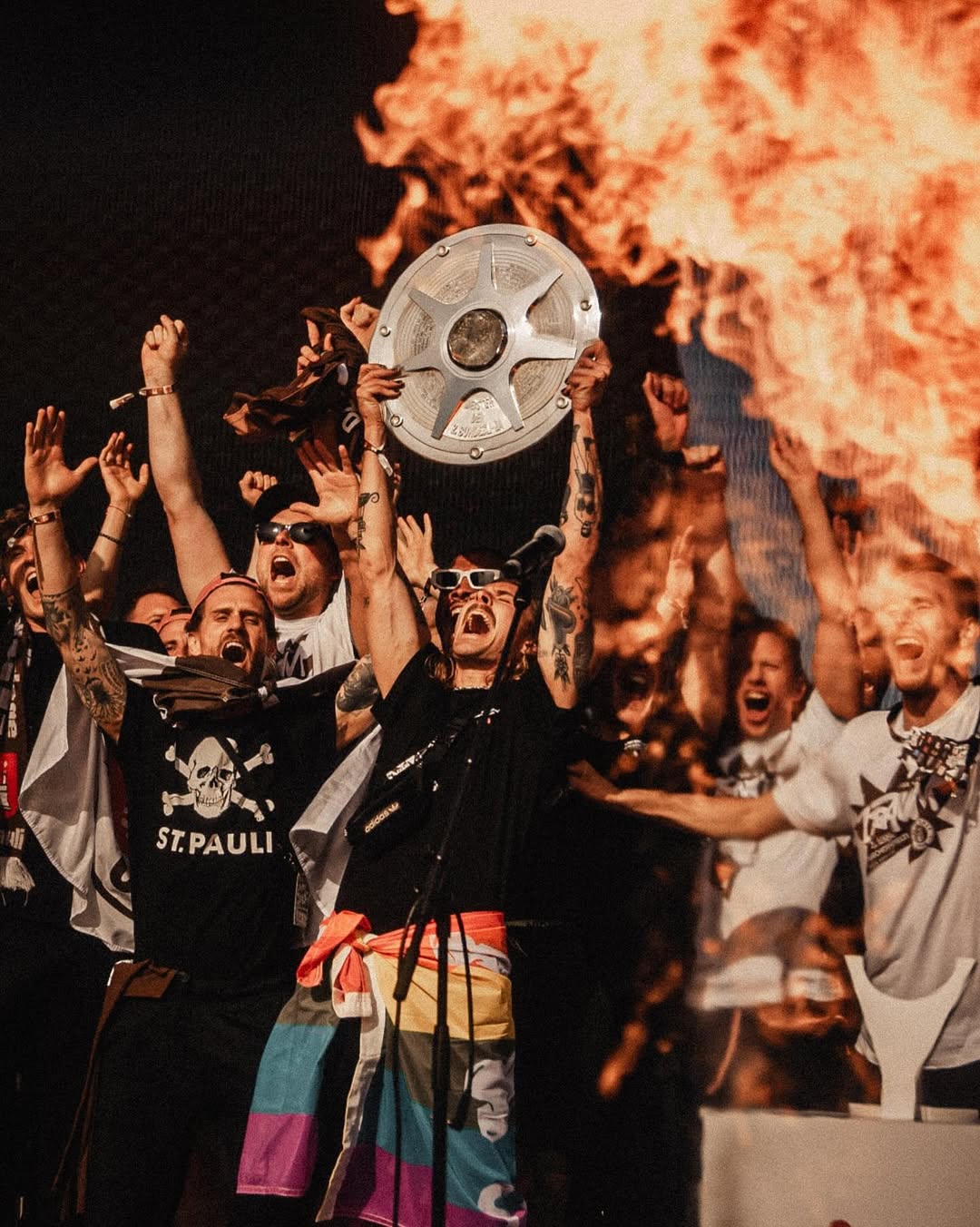 Jackson Irvine e a esposa, Jemilla Pir, sofreram ataques do dirigente do St. Pauli, René Born, nas redes sociais / Reprodução: Instagram