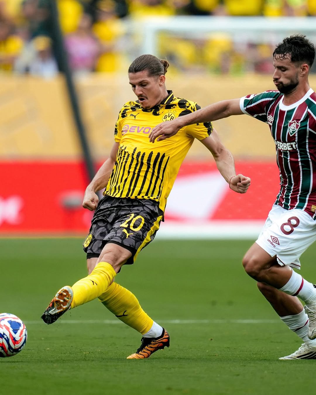 Sabitzer e Martinelli disputam a bola no meio campo / Reprodução 