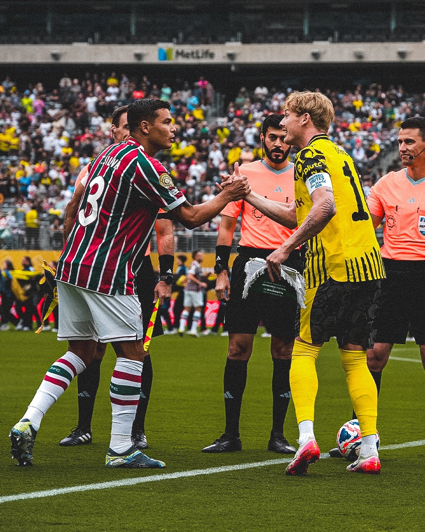 Thiago Silva e Julian Brandt trocam aperto de mão antes do começo do jogo / Reprodução