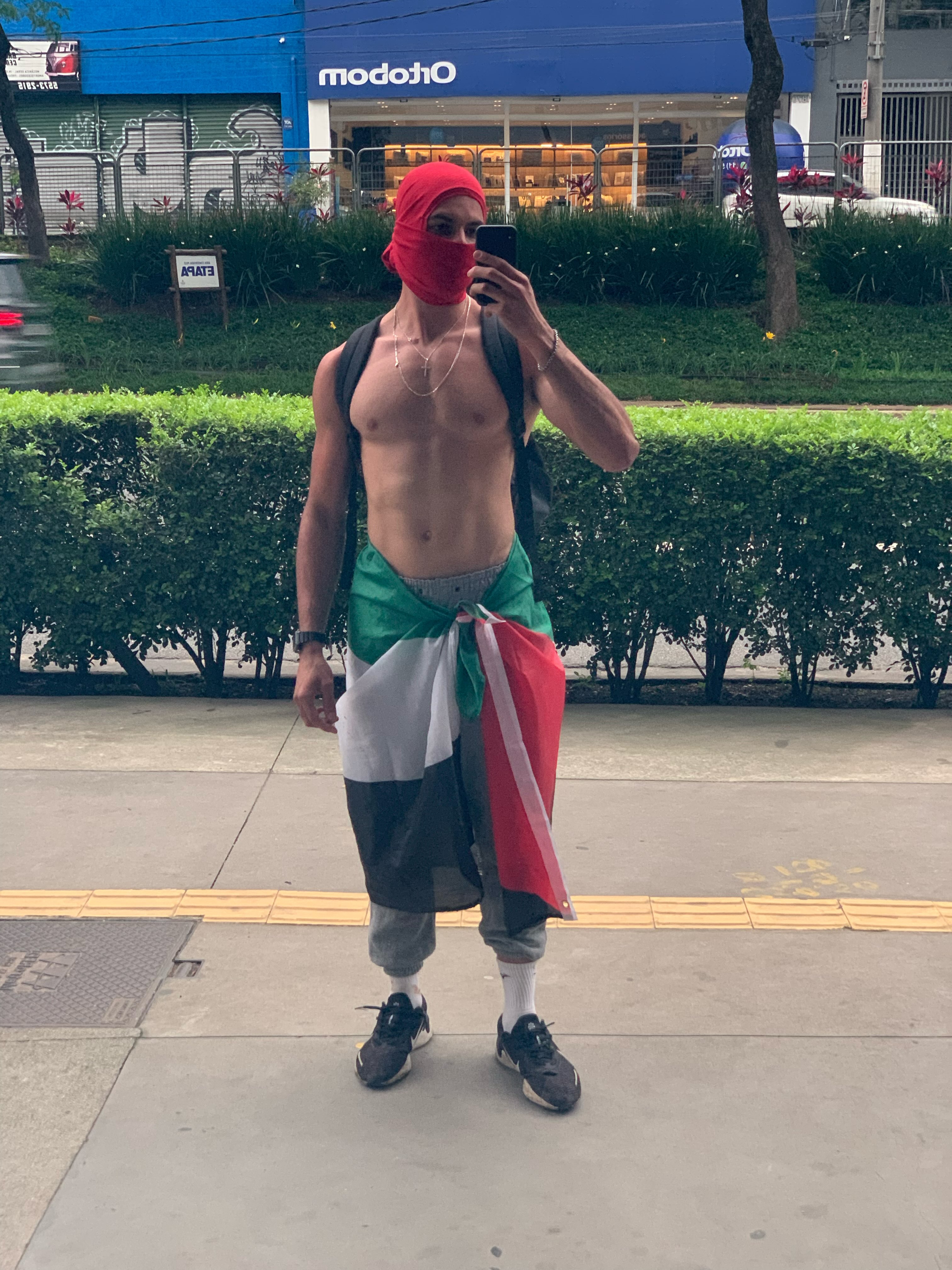 Israel Augusto ficou conhecido como "gostoso da Paulista" em propesto em favor da reeleição do presidente Lula / Foto: Instagram @rael_augusto21 Israel Augusto ficou conhecido como "gostoso da Paulista" em propesto em favor da reeleição do presidente Lula / Foto: Instagram @rael_augusto21