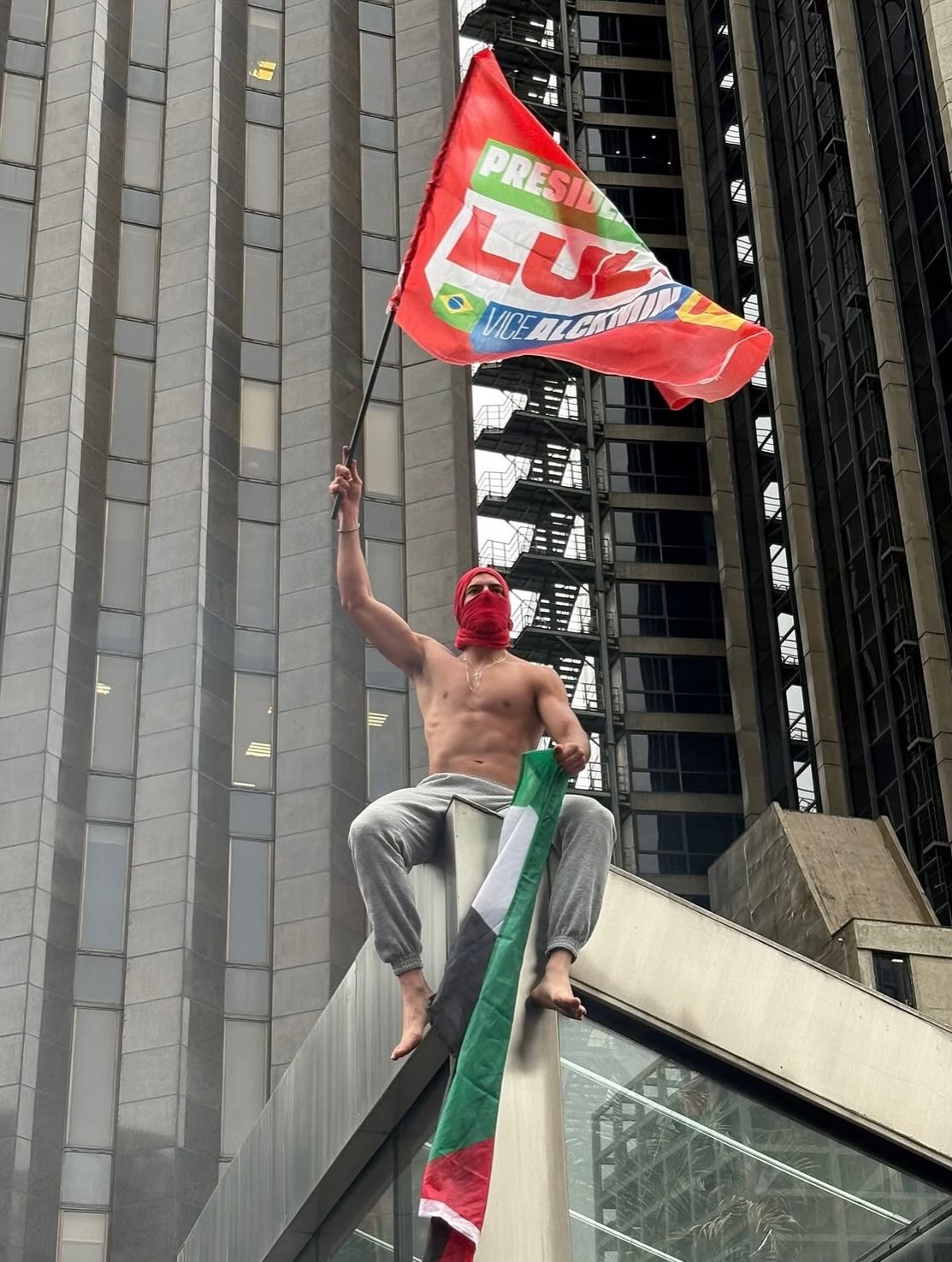 Israel Augusto ficou conhecido como "gostoso da Paulista" em propesto em favor da reeleição do presidente Lula / Foto: Instagram @rael_augusto21 Israel Augusto ficou conhecido como "gostoso da Paulista" em propesto em favor da reeleição do presidente Lula / Foto: Instagram @rael_augusto21
