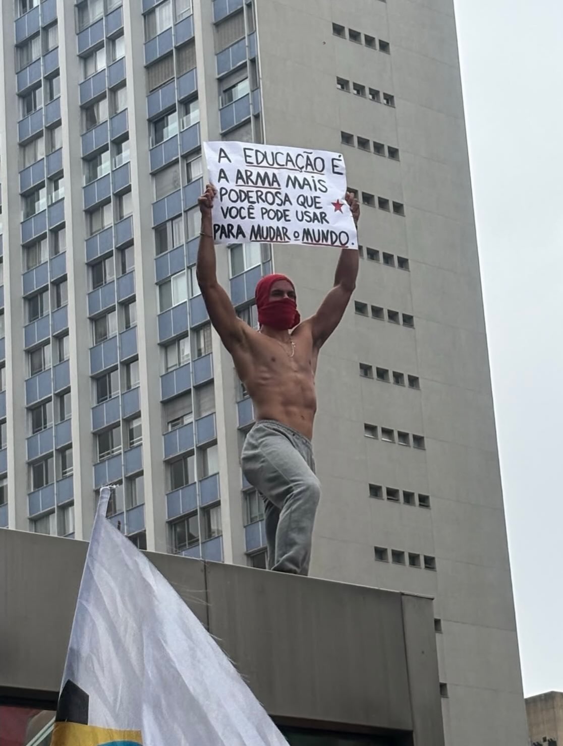 Israel Augusto ficou conhecido como "gostoso da Paulista" em propesto em favor da reeleição do presidente Lula / Foto: Instagram @rael_augusto21 Israel Augusto ficou conhecido como "gostoso da Paulista" em propesto em favor da reeleição do presidente Lula / Foto: Instagram @rael_augusto21