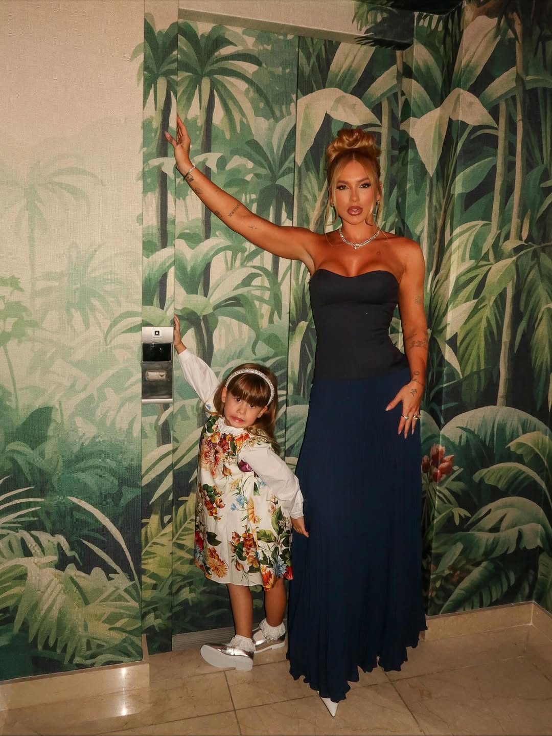 Virginia Fonseca posa com filhos nos bastidores do "Teleton"; Marias usam look de grife 1 SaveGram.App 576362414 18558049807007563 793922568760120236 n