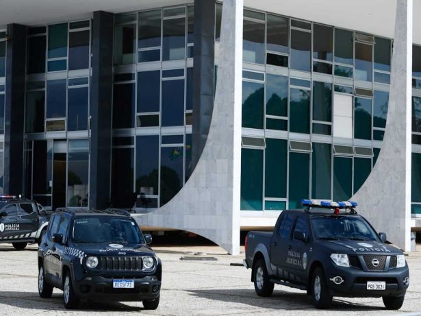 Praça dos Três Poderes tem reforço policial para julgamento de Bolsonaro