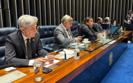 Senadores bolsonaristas ocupam mesa diretora do Senado em protesto à prisão do ex-presidente