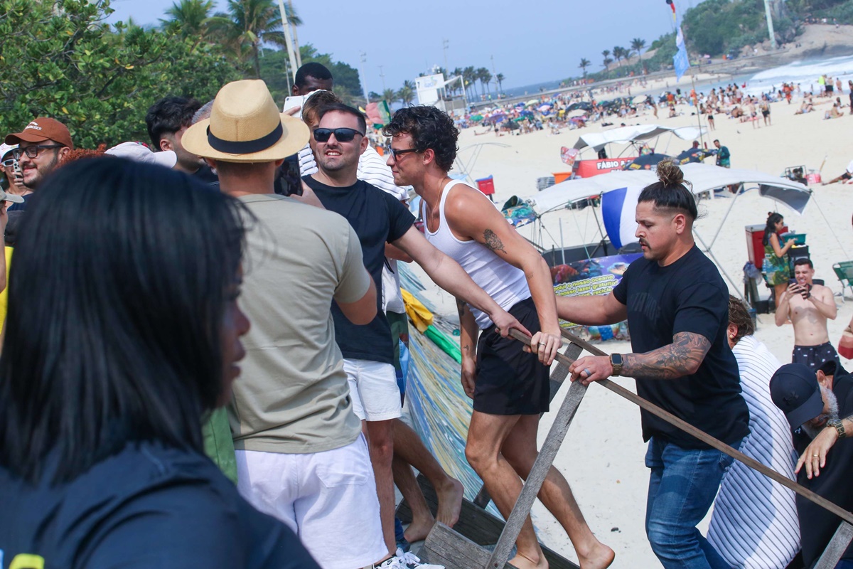 Shawn Mendes vai à praia em Ipanema, mas é engolido por multidão ( JC Pereira/ AGNEWS )